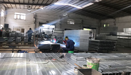 深圳大通建材，引領(lǐng)施工工地圍擋新市場(chǎng)，鋼圍擋、pvc圍擋生產(chǎn)銷(xiāo)售廠家。